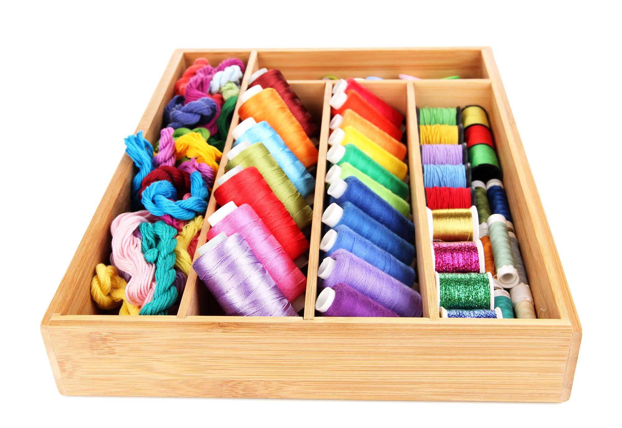 Set di aghi e filati colorati in scatola